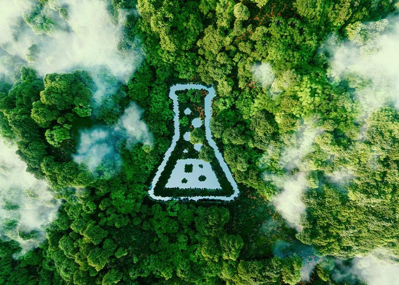 Darstellung von Green Pricing in Form eines Chemie-Symbols vor einer Baumkrone