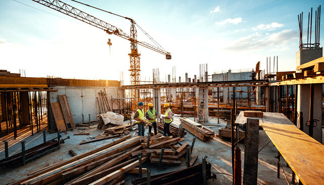 Bauarbeiter auf der Baustelle eines Hochhauses