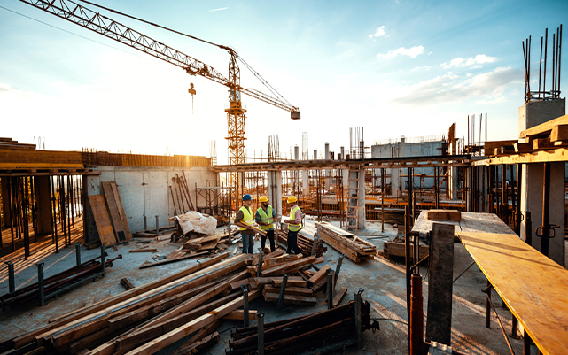 Bauarbeiter auf der Baustelle eines Hochhauses